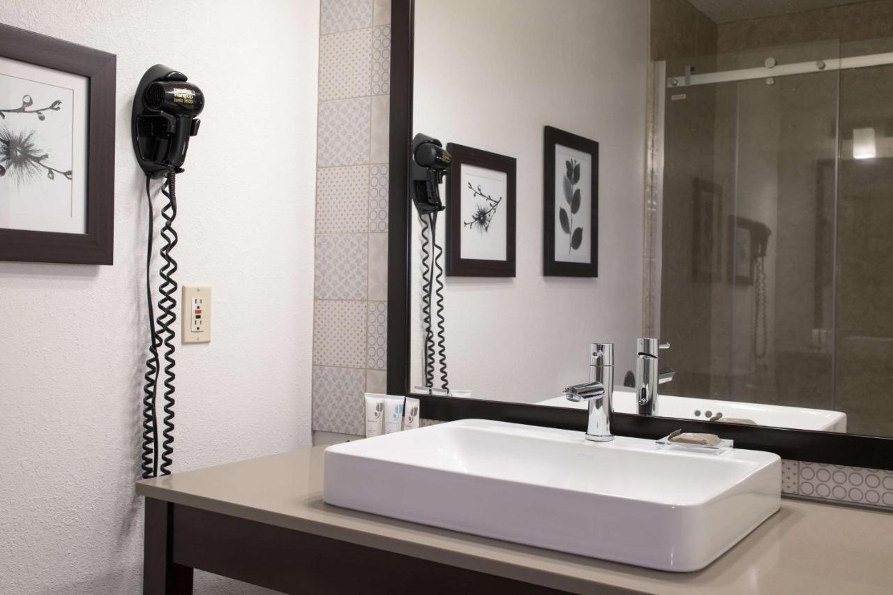 Country & By Radisson, Platteville, Wi Hotel 3*