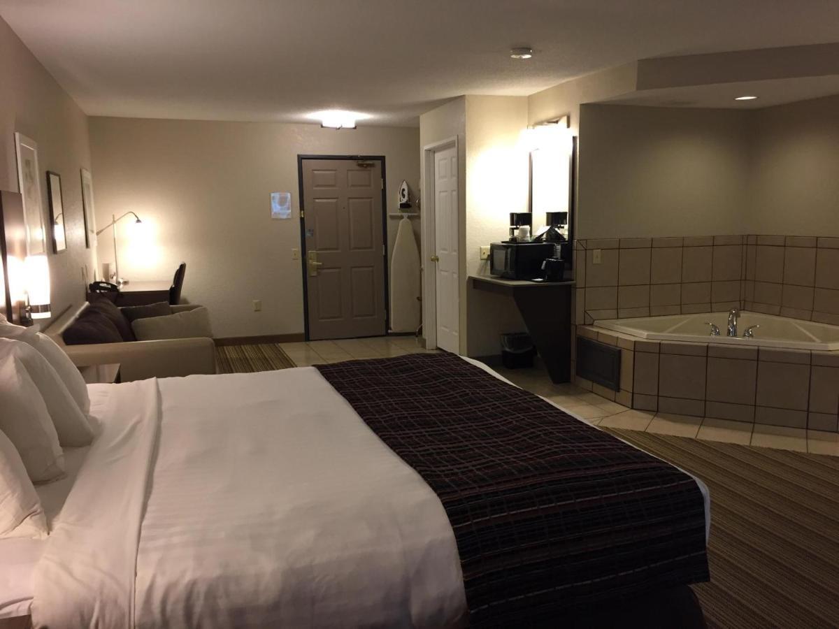 Hotel Country & By Radisson, Platteville, Wi